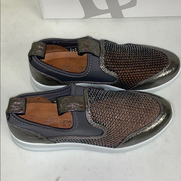 NWT La Pinta Sneakers in Grey Metallic - Picture 3 of 7